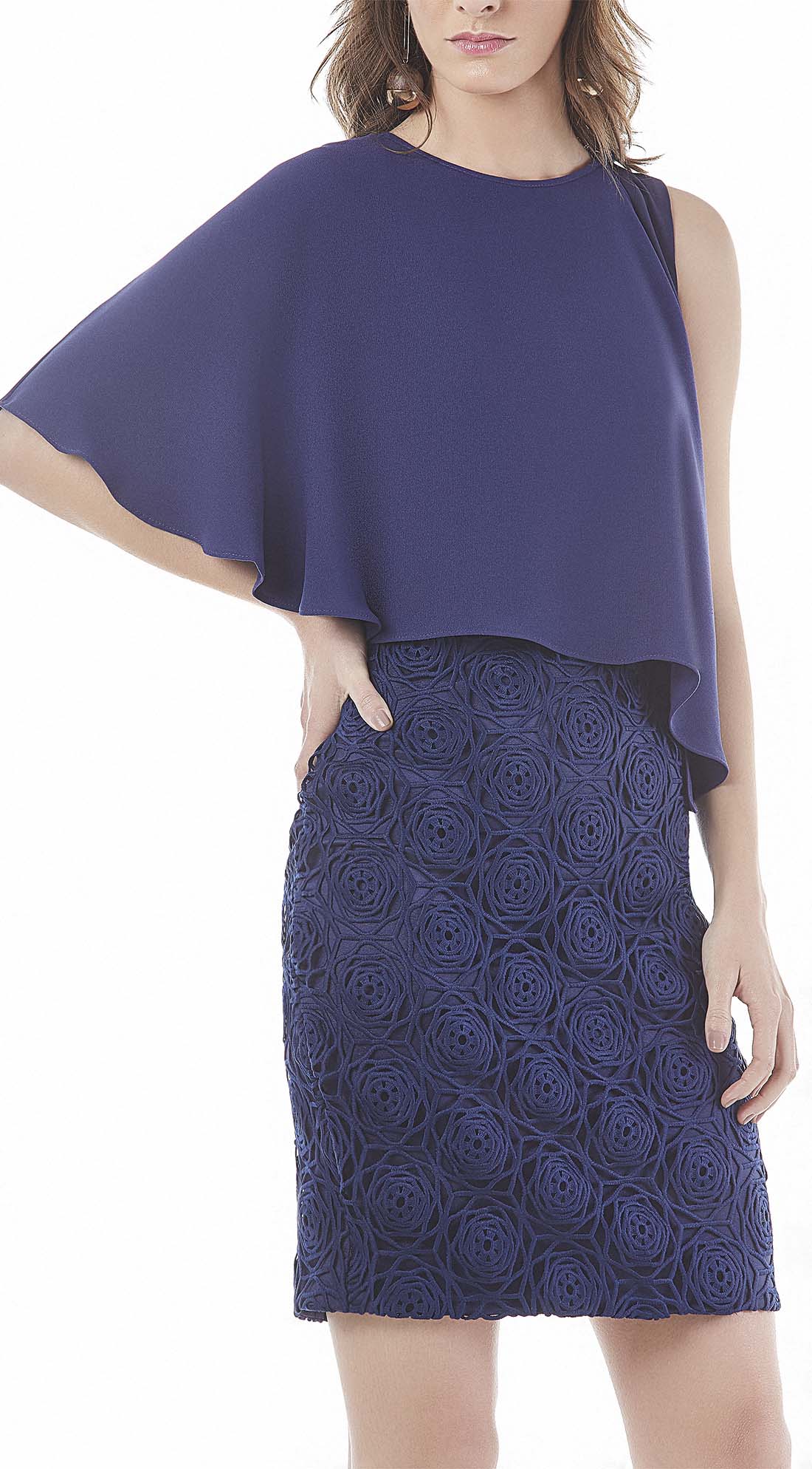 vestido tubinho com capa de renda